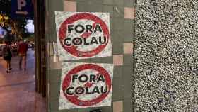 Carteles enganchados por activistas en la fachada del edificio de Colau / EDORTA MORENO