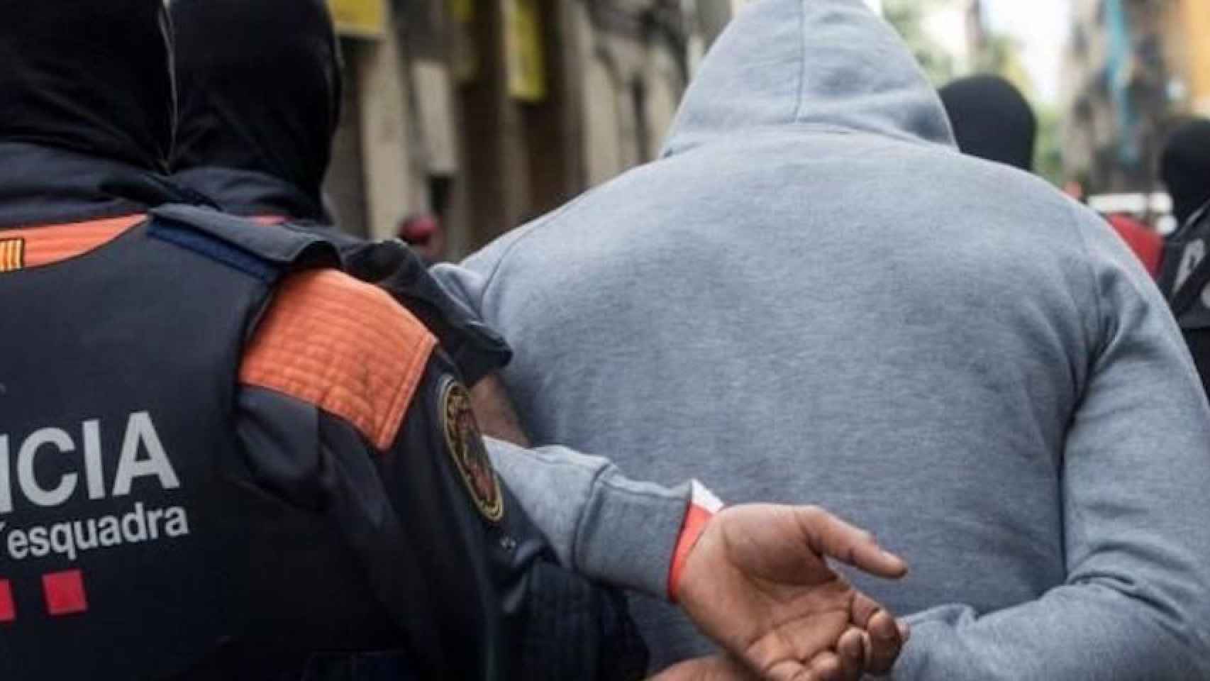 Los Mossos d'Esquadra se llevan un detenido en Sant Cugat / EFE