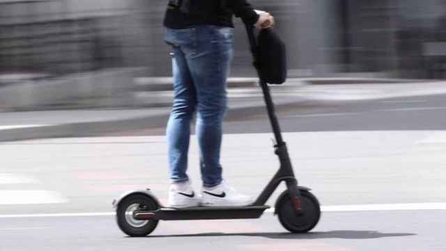 Un hombre circula en su patinete eléctrico en Barcelona / EUROPA PRESS