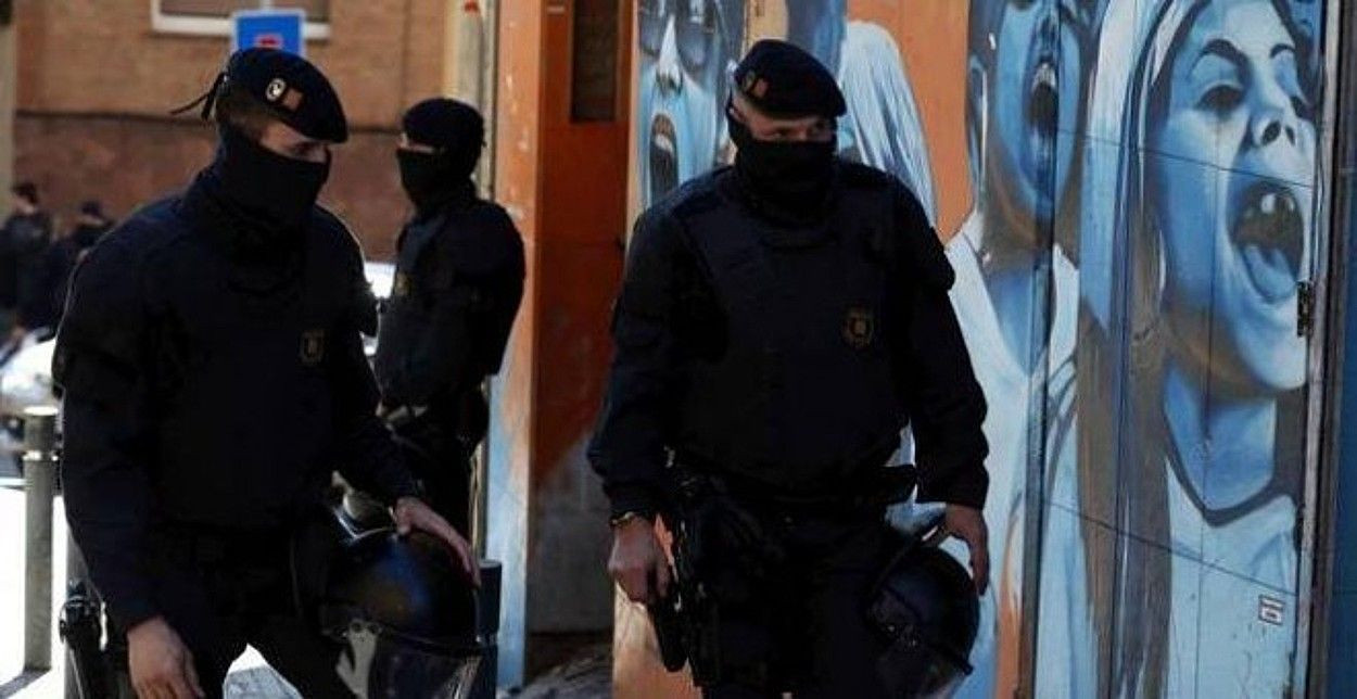 Agentes de Mossos d'Esquadra durante un desalojo / EFE