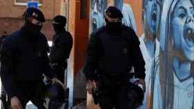 Agentes de Mossos d'Esquadra durante un desalojo en Mataró / EFE