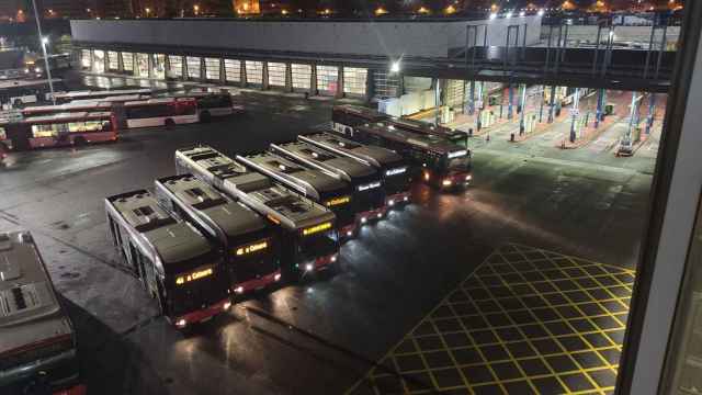 Una cochera con buses de TMB en Barcelona / TMB