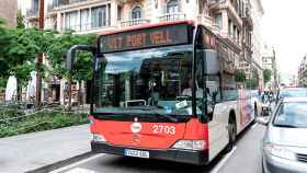 Un bus de transporte público (TMB) en vía Laietana de Barcelona / TMB