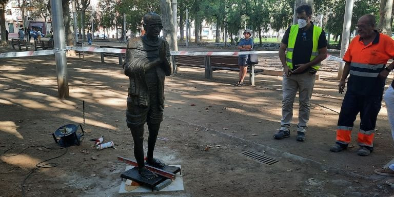 Reposición de la estatua de Gandhi / AJ BCN
