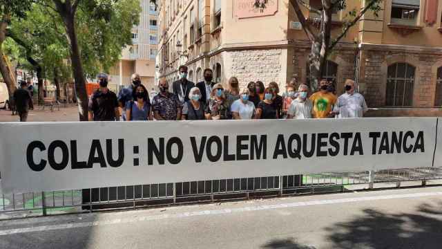 Valla colocada en las inmediaciones de un colegio que la oposición pide retirar / JUNTS