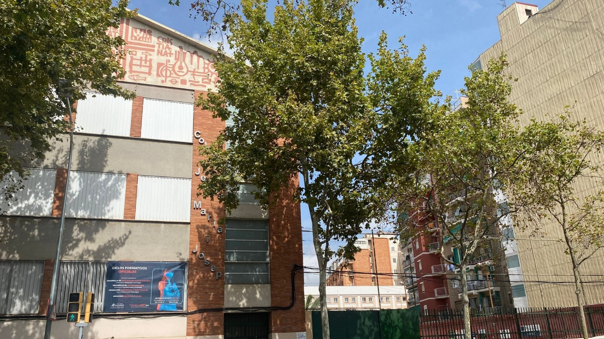 Exterior de la escuela Pare Manyanet Sant Andreu / METRÓPOLI