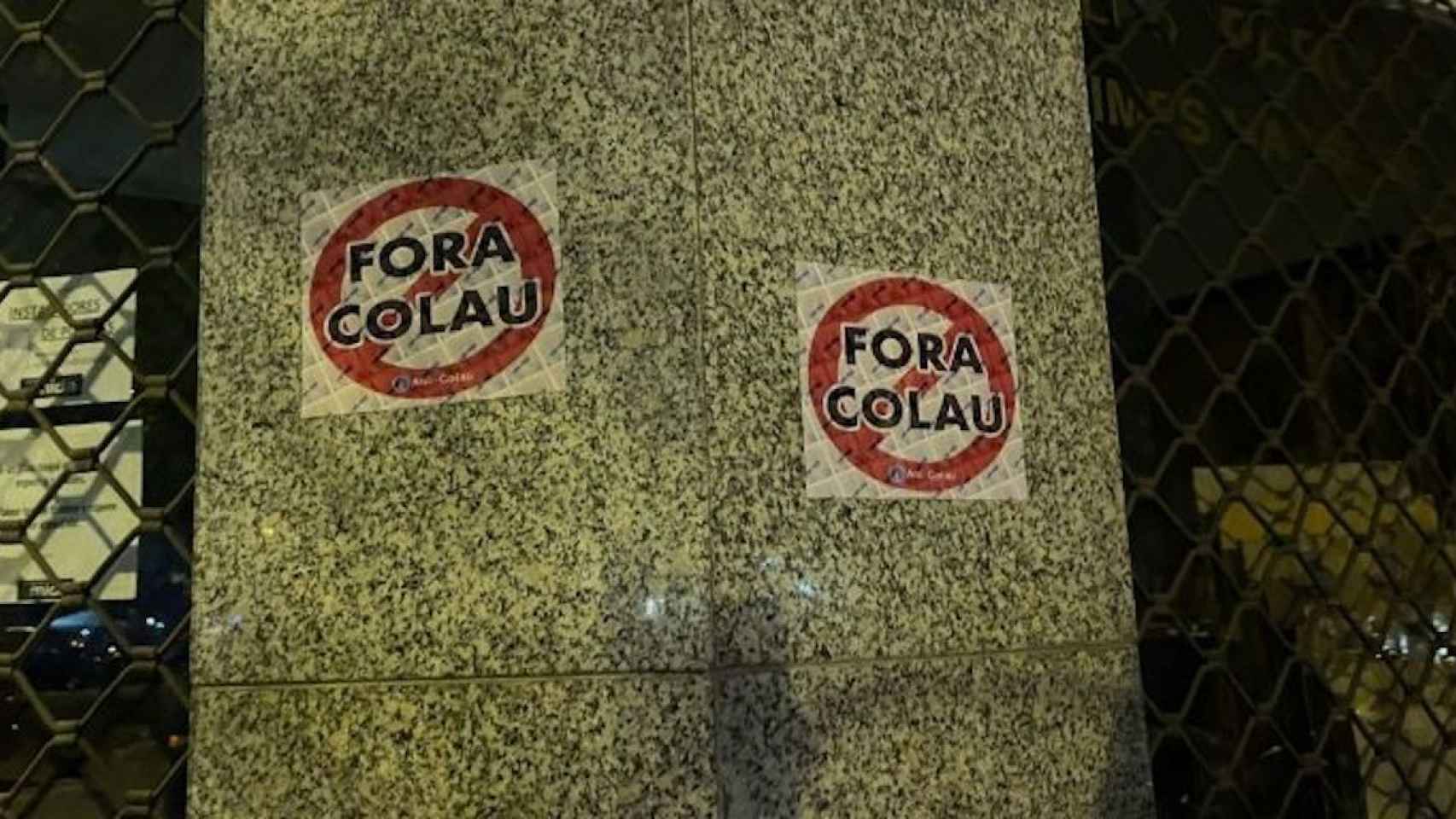 Pegatinas de 'Fora Colau' junto a la casa de la alcaldesa / EDORTA MORENO