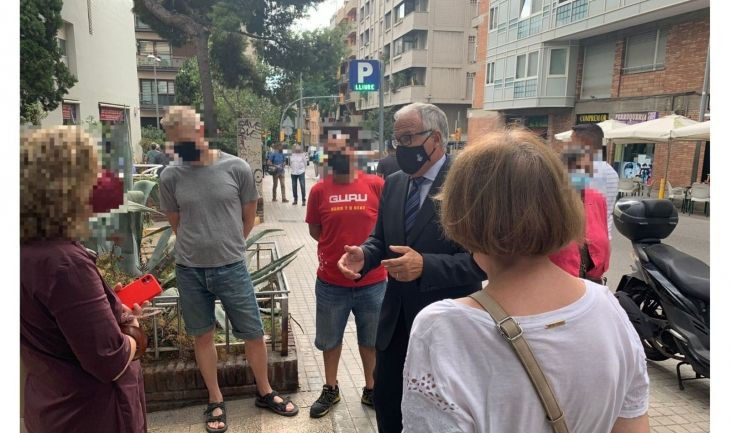 El presidente del PP en Barcelona, Josep Bou, hablando con okupas en Gràcia / PP BARCELONA