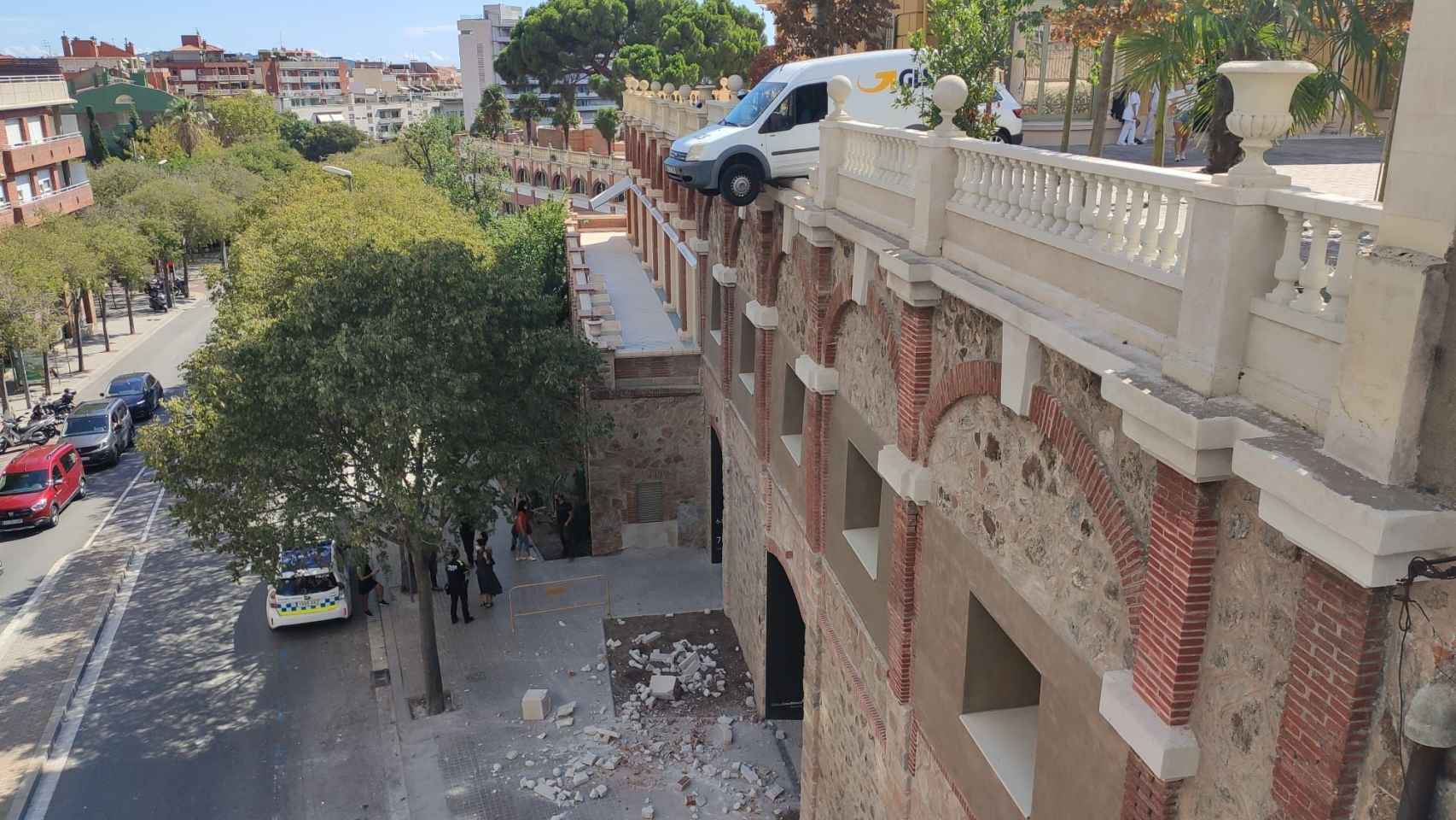 Un coche queda suspendido tras impactar contra un muro en Barcelona / GUARDIA URBANA