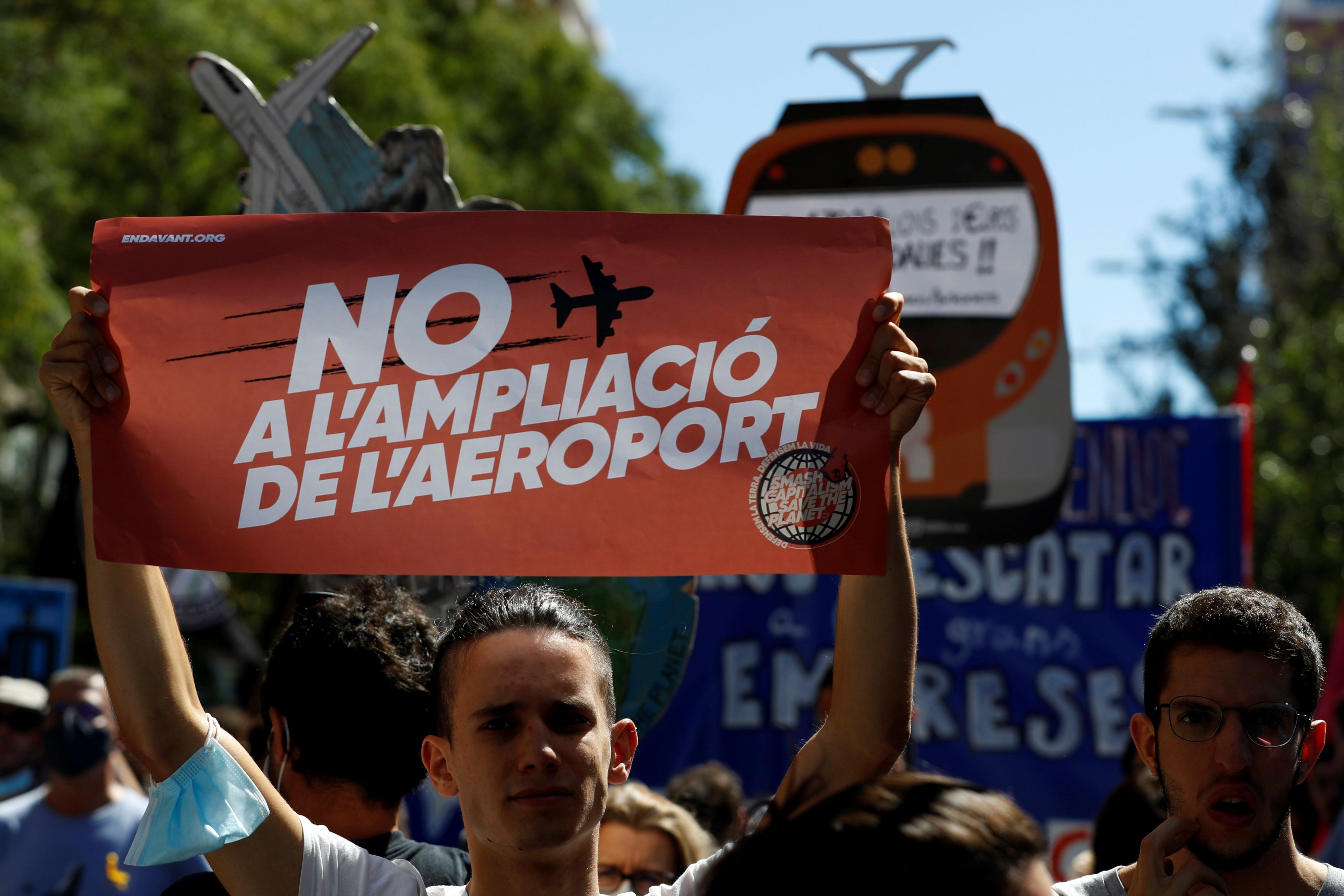 Miles de personas participan en la manifestación contra la ampliación del Aeropuerto de Barcelona-El Prat / EFE - Alberto Estévez