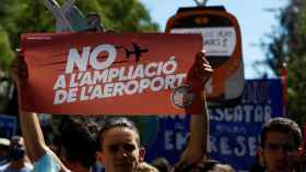 Miles de personas participan en la manifestación contra la ampliación del Aeropuerto de Barcelona-El Prat convocada por entidades ecologistas, que reclaman la paralización indefinida del proyecto y la transformación del