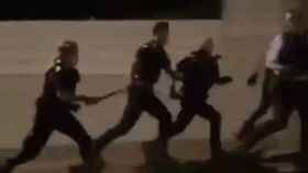 Tres agentes de la policía durante los altercados en Tiana / REDES SOCIALES
