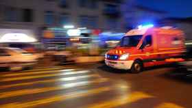 Imagen de una ambulancia con las luces encendidas / RACC
