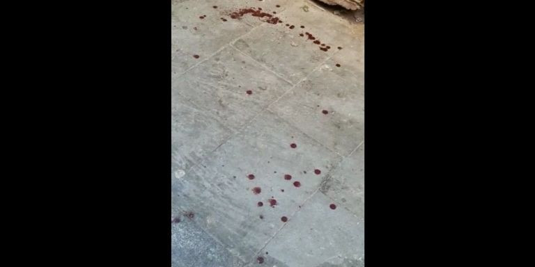 Sangre en la calle del Raval / TWITTER VECINOS GUIFRÉ