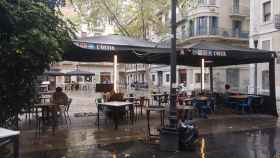 Dos clientes de un bar en una terraza de Barcelona / GUILLEM ANDRÉS