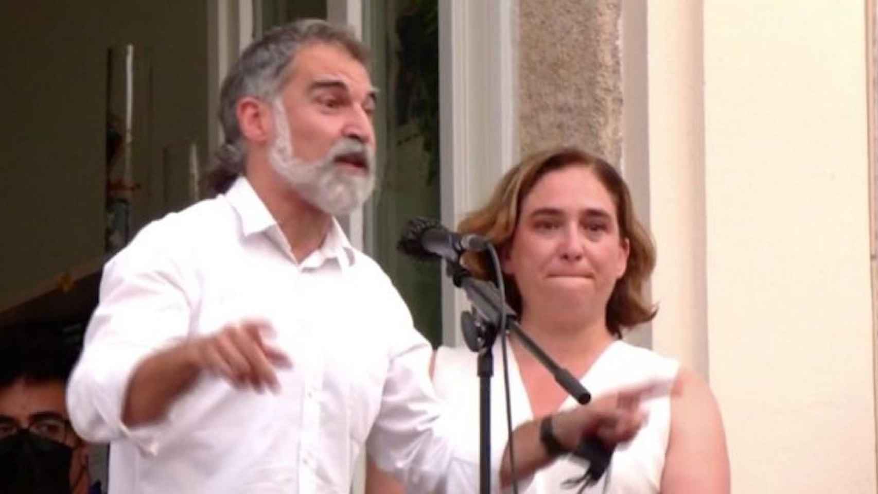 Jordi Cuixart y Ada Colau, durante la pitada a la alcaldesa en Gràcia / BETEVÉ