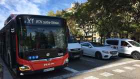 Bus de la línea X1 de TMB en la plaza de Francesc Macià / RP