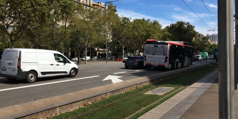 Un autobús circulando por la avenida Diagonal / RP