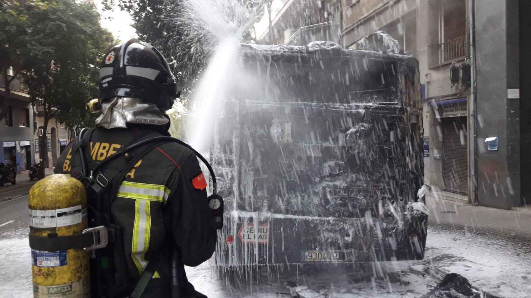 Un bombero trabaja para apagar el incendio en un bus en una imagen de archivo / BOMBERS DE BARCELONA