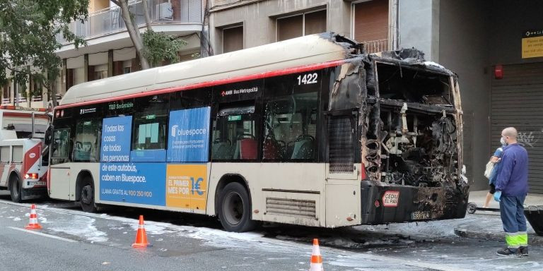 El autobús incendiado con pasajeros dentro en Camp de l'Arpa / ENRIQUE CEPEDA - TWITTER