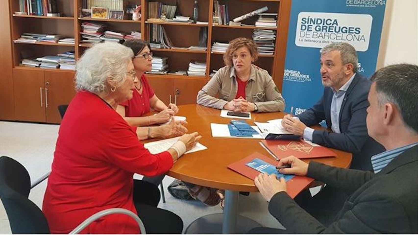 La actual síndica, Maria Assumpció Vilà (de rojo) en su despacho con Jaume Collboni y Montserrat Ballarín, ambos del PSC / EUROPA PRESS
