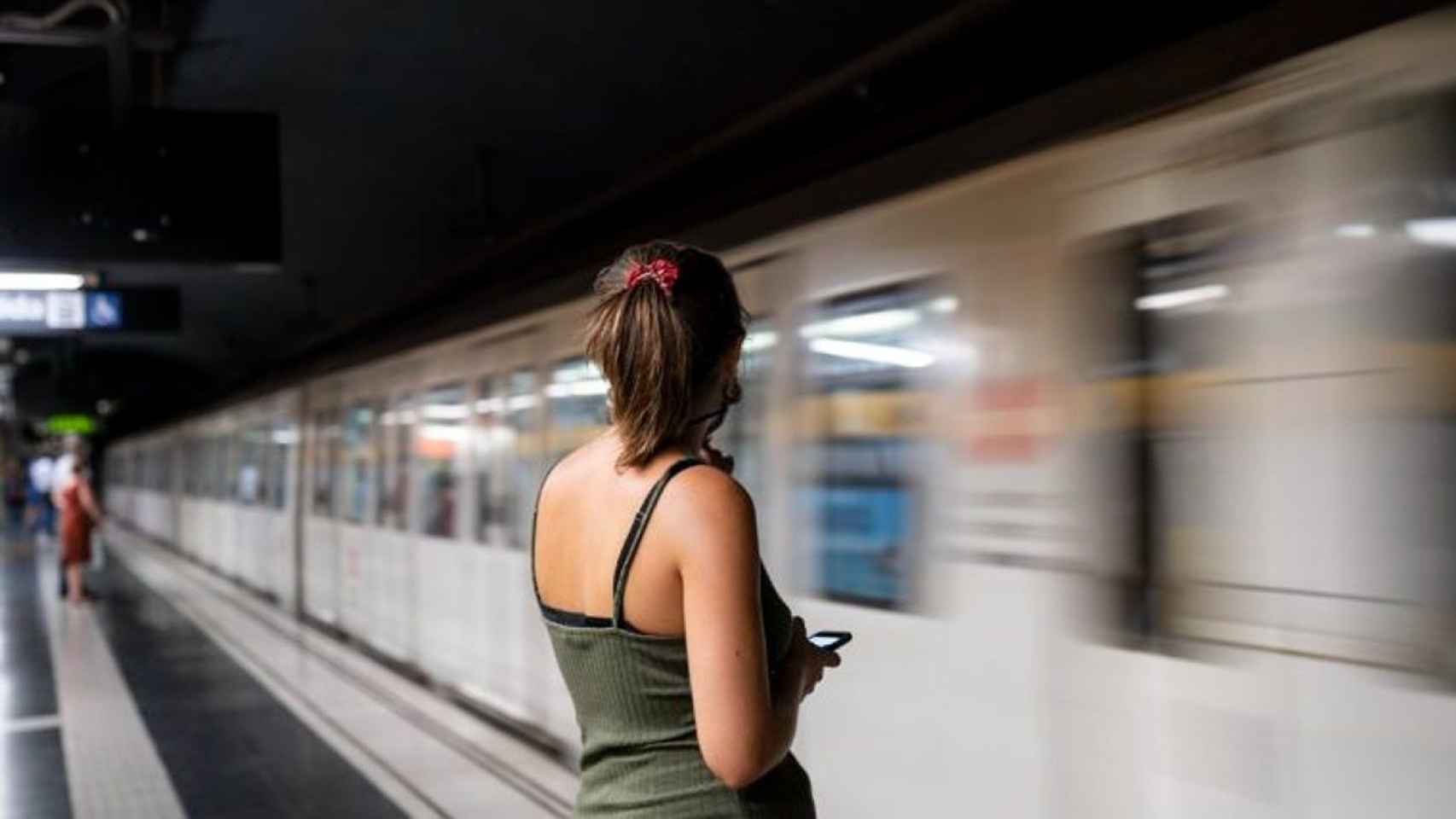Una usuaria en el metro de Barcelona / AJ BCN