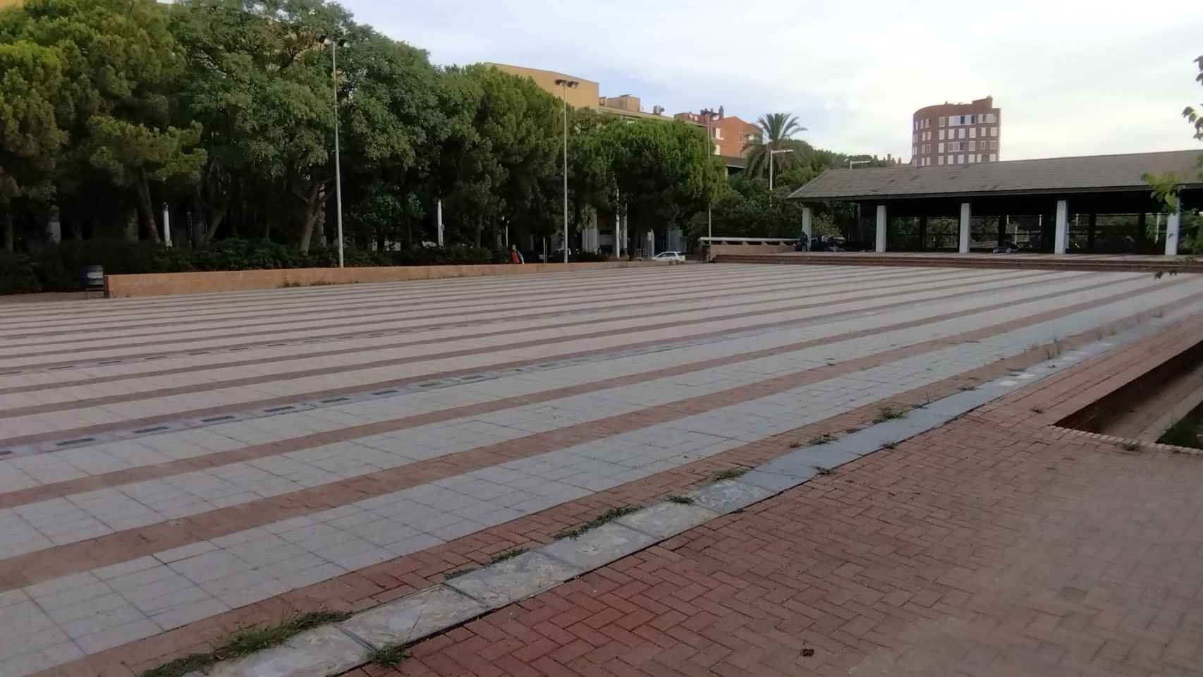 La plaza de los Campions, en la Vila Olímpica / METRÓPOLI - JORDI SUBIRANA