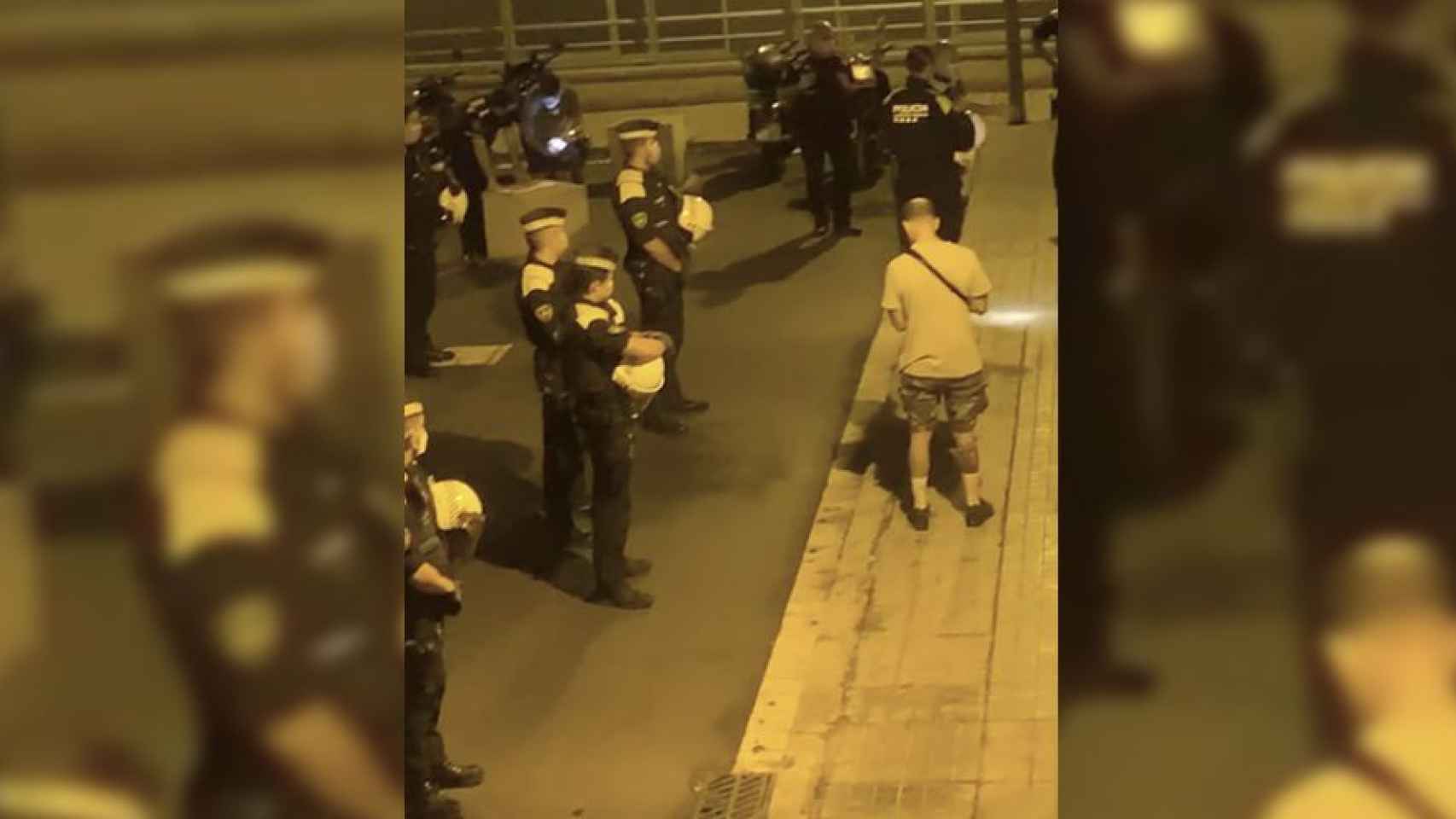 Agentes de la UREP de la Guardia Urbana desalojando una fiesta clandestina en Les Corts / METRÓPOLI