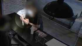Imagen del presunto ladrón mostrando un arma blanca para intimidar a los trabajadores de varios establecimientos de L'Hospitalet para robarles el dinero de la caja registradora - CME