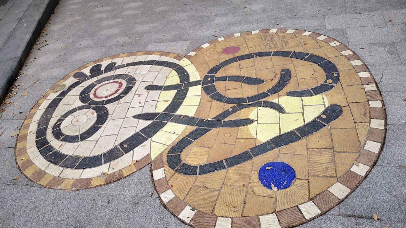 Mosaico del estilo Joan Miró en la plaza de la Pomera de Sant Andreu / INMA SANTOS