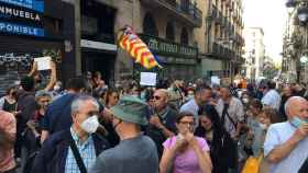Protesta contra Ada Colau antes del pregón de la Mercè / METRÓPOLI