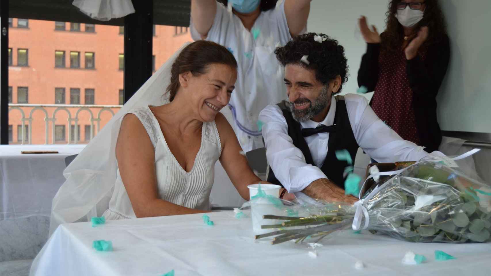 Francisco, el paciente de Hospital Vall d'Hebron que se ha casado por vídeollamada, y su mujer / HOSPITAL VALL D'HEBRON