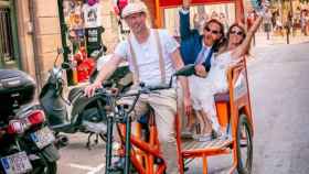 Erwin transporta a un matrimonio recién casado por las calles del centro de Barcelona / PURA VIDA