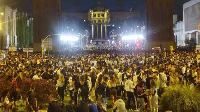 Macrobotellón en la avenida de Maria Cristina por la Mercè permitido por el gobierno de Colau / EUROPA PRESS - LORENA SOPENA