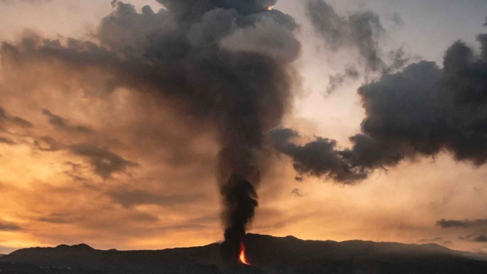 Nube de ceniza volcánica en La Palma / EFE
