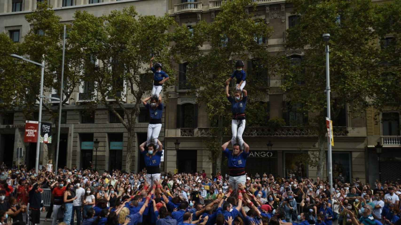 Cientos de personas en el paseo de Gràcia por la Mercè / AYUNTAMIENTO DE BARCELONA