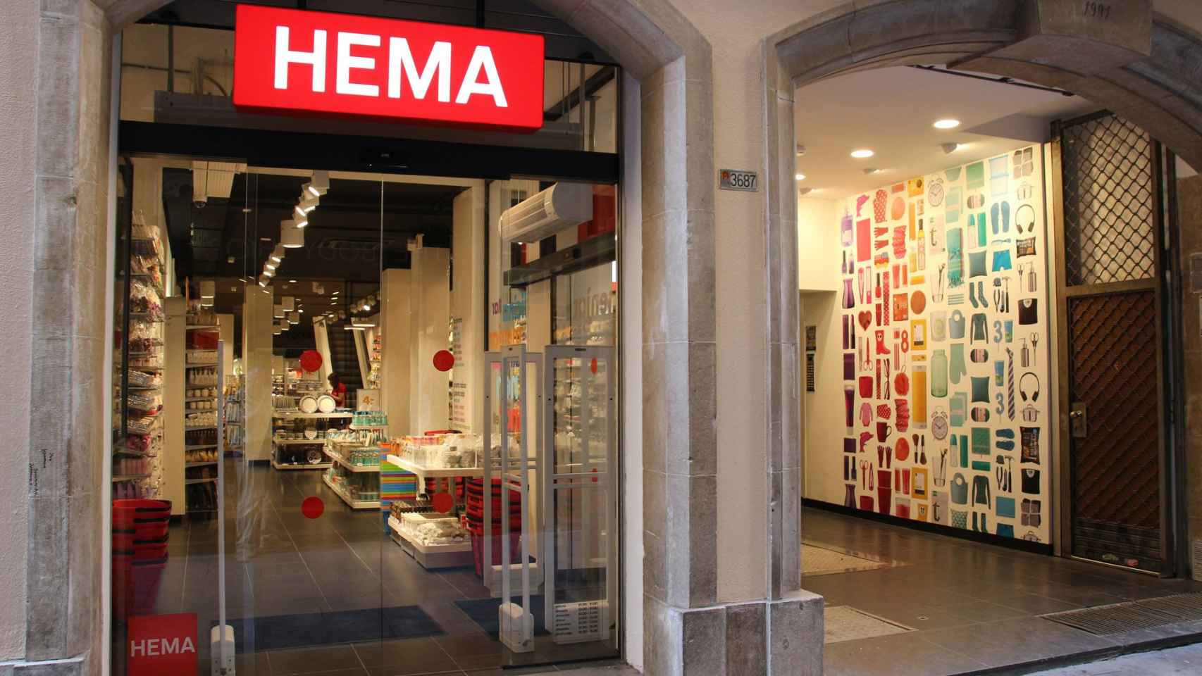 Exterior de la tienda de Hema en Portaferrissa, que ya ha bajado la persiana / HEMA