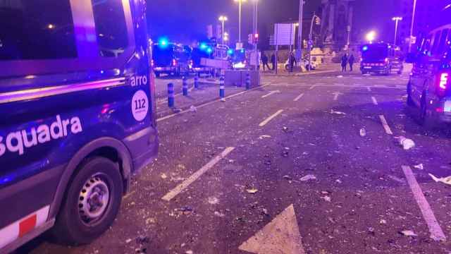 Furgones policiales en la plaza de Espanya el pasado septiembre después del macrobotellón / CEDIDA