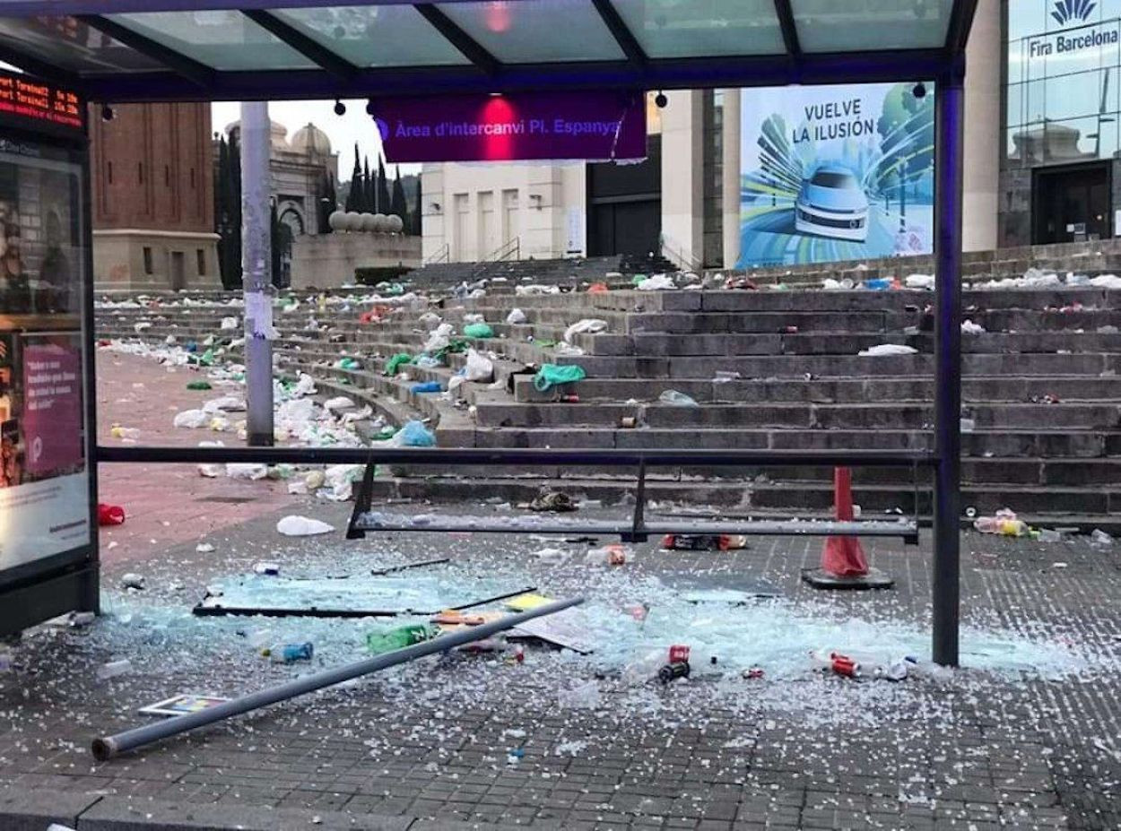 Destrozos en una parada de autobús en la plaza Espanya durante los altercados / RRSS