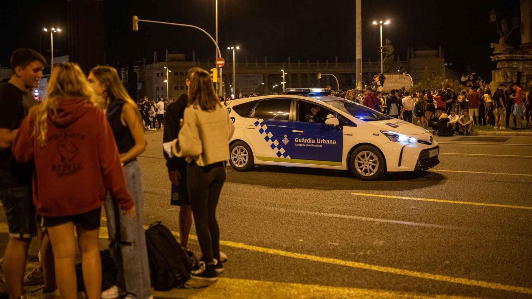 Un coche de la Guardia Urbana vigila en plaza Espanya / EUROPA PRESS