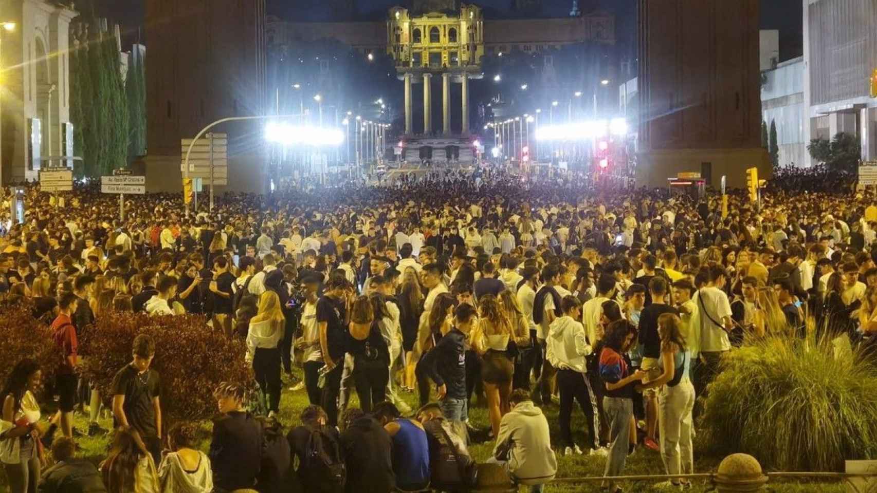 Macrobotellón en plaza Espanya durante las fiestas de la Mercè / EUROPA PRESS