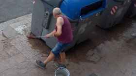 Un vecino de Sant Martí limpia la calle ante la falta de mantenimiento municipal / CEDIDA