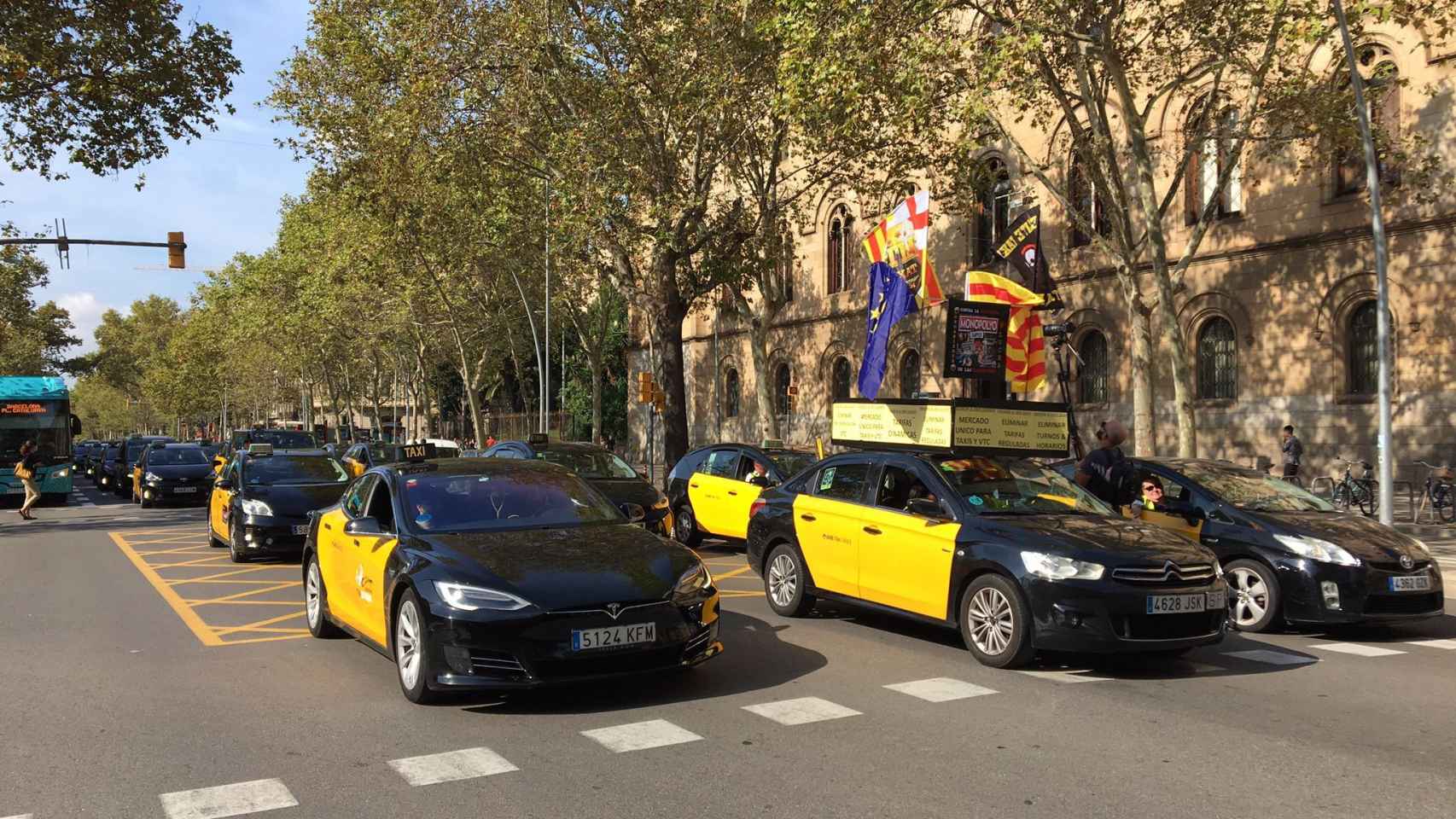 Taxistas colapsan el centro de Barcelona contra FreeNow / RUBÉN PACHECO