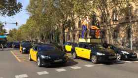 Taxistas colapsan el centro de Barcelona contra FreeNow / RUBÉN PACHECO