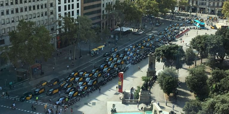 Taxistas concentrados en plaza Espanya / RP
