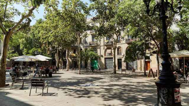 Una plaza del distrito de Sants en una imagen de archivo / TMB