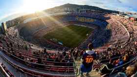 Vista del Camp Nou con múltiples aficionados / EFE