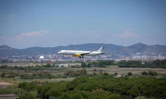 Imagen de un avión aterrizando en el aeropuerto de El Prat / EP