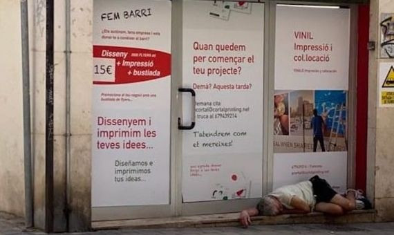 Una persona drogadicta del albergue de Pere Tarrés de les Corts, dormida en la calle / CEDIDA
