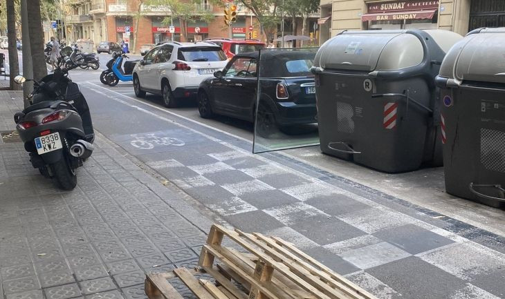 Un cristal invade el carril bici en la calle Indústria de Barcelona / REDES SOCIALES - @PujolBonell